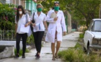 A Cuba, une médecin et ses étudiants à la chasse au coronavirus