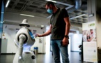 A Anvers, un robot prend la température des patients et vérifie le port du masque