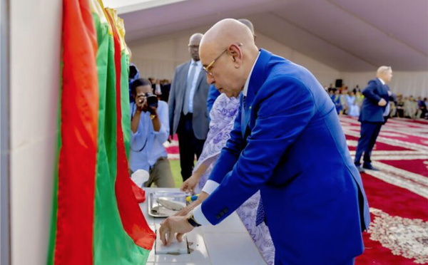 Le Président de la République pose la première pierre du projet de renforcement de l’alimentation en eau potable de Nouakchott à partir de la nappe d’Idini